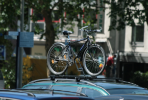 Fahrradtransport mittels Dachträger auf dem Auto