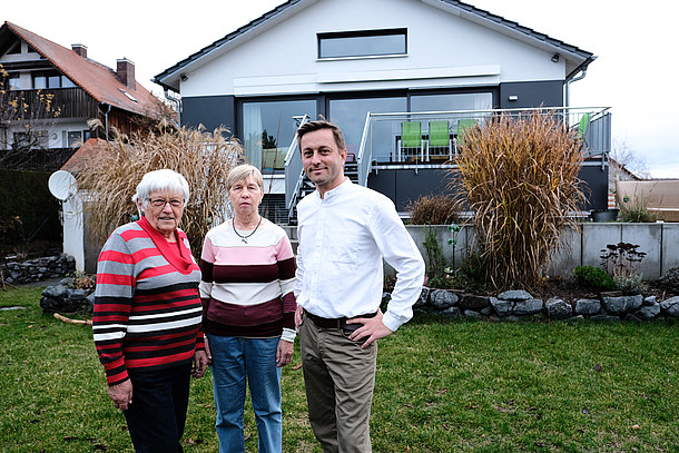 Elsa, Angela und Thorsten Küfner vor ihrem Mehrgenerationenhaus