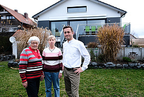 Elsa, Angela und Thorsten Küfner vor ihrem Mehrgenerationenhaus