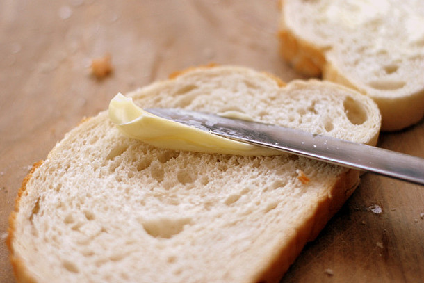 Margarine oder Butter auf einer Scheibe Brot.