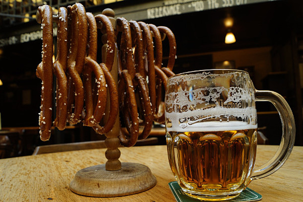 Bier in einem Bierkrug und Brezeln.