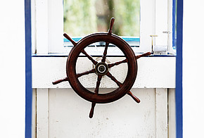 Steuerrad vor einem Fenster