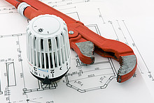 Blockheizkraftwerk-Berechnung: Plan, Thermostatventil und Rohrzange