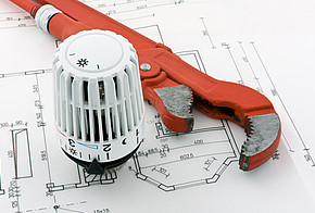 Blockheizkraftwerk-Berechnung: Plan, Thermostatventil und Rohrzange