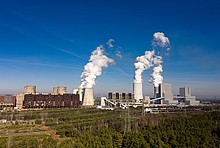 Braunkohle-Kraftwerk Boxberg in Sachsen: Wald, Stromleitungen, Kraftwerk mit Kühltürmen.