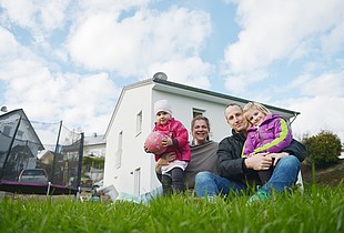 Familie Hopp vor ihrem Haus