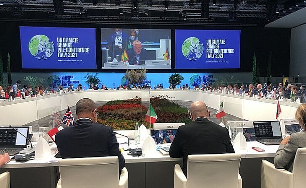 Delegierte im Konferenzsaal bei Vor-Konferenz in Italien für COP26