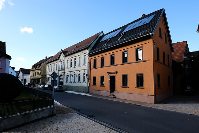 Frontale Hausansicht des gedämmten historischen Hauses