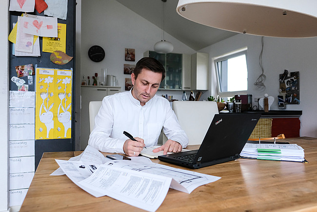 Thorsten Küfner beim Planen der Lüftungsanlage