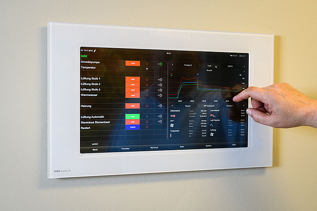 Praxistester Schroeter stellt seine Lüftungsanlage am Touchscreen ein