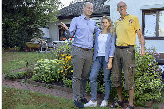 Praxistest Dämmung: Familie Meyer und ihr Handwerker im Garten