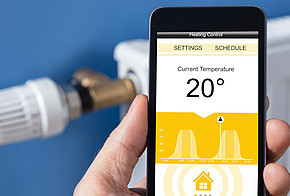 Smart Home: Mit dem Smartphone kann das Heizungsthermostat von überall aus gesteuert werden.