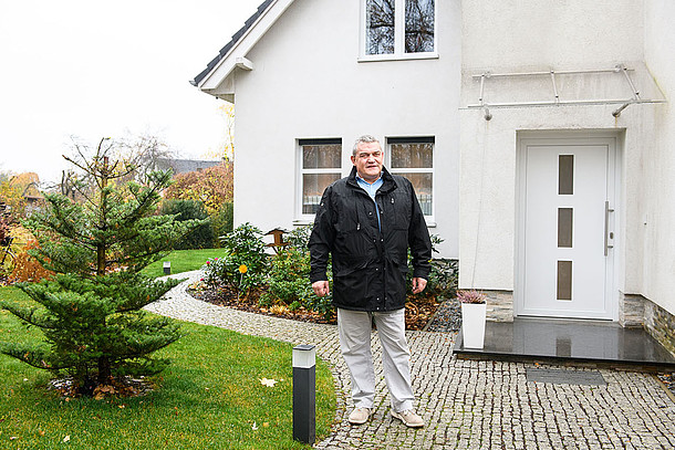 Praxistester Schroeter vor seinem Haus