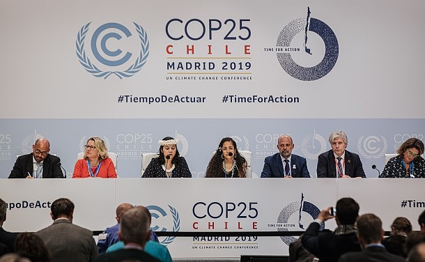 COP25-Podium mit sechs Männern und Frauen, unter anderem Ministerin Schulze