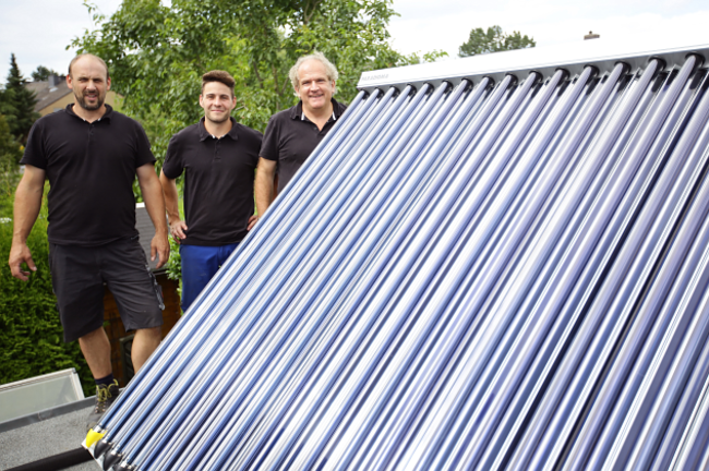 Handwerker und Solarthermieanlage