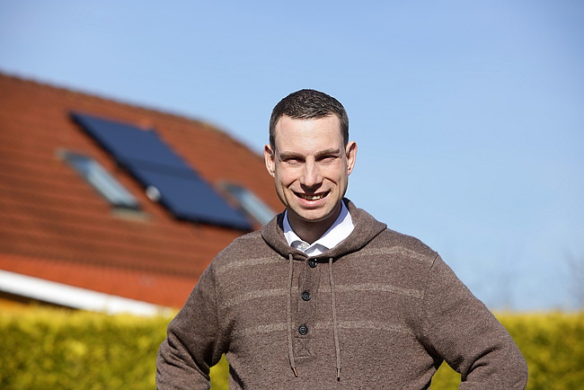 Andreas Nadke vor seinem Haus.