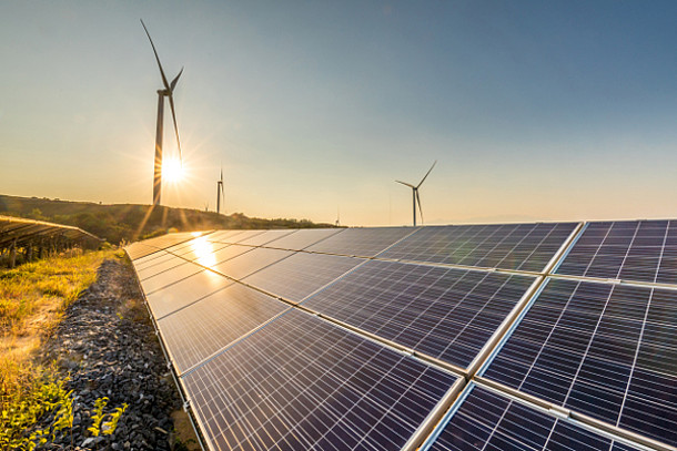 Solaranlage und Windkraftanlagen.