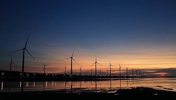 Windkrafträder bei Sonnenuntergang