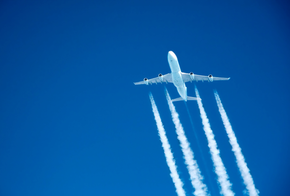 Flugzeug mit Kondensstreifen